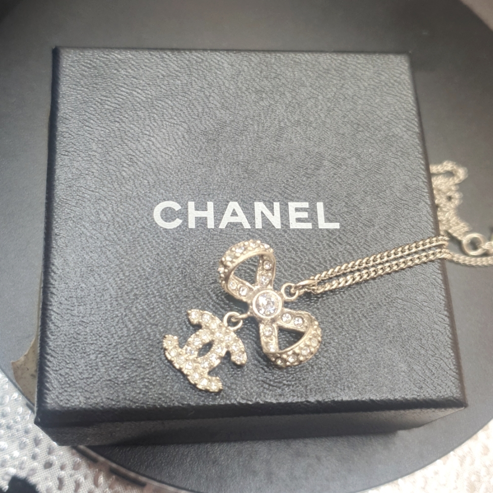 Auth🔥CHANEL Crystal Bow Necklace🌸W/ free COA /Chanel Box-EUC - Picture 11 of 15